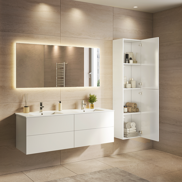 Modernes Badezimmer mit Doppelwaschtisch, beleuchtetem Wandspiegel und offenem Hochschrank vor beige gefliesten Wänden.