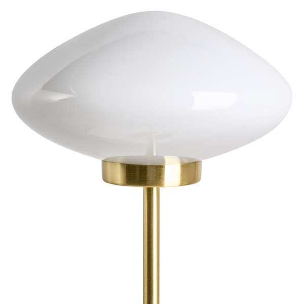 Tischleuchte mit opalweißem Glasschirm und goldfarbenem Metallsockel