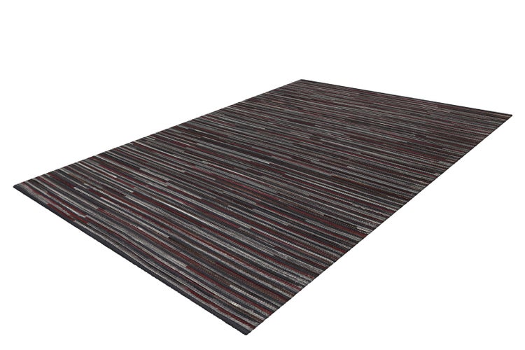 Gestreifter Teppich mit feinen Linien in dunklen Farbtönen.