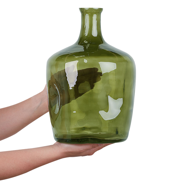 Große Glasflasche in Händen gehalten