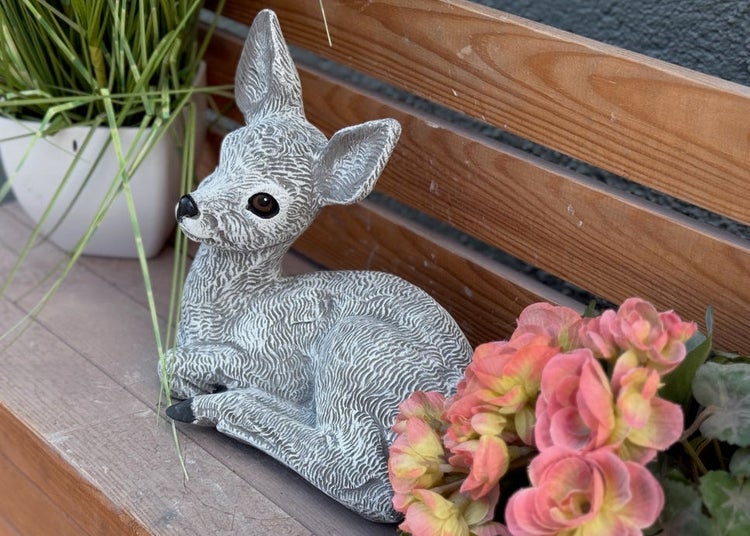 Deko-Figur Reh aus Stein für den Garten, liegendes Rehkitz als attraktive Gartendekoration für den Außenbereich.