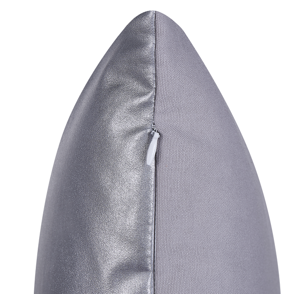 Schreibtisch mit Schreibtischlampe, Stuhl und Dekorationsartikeln für ein Arbeitszimmer