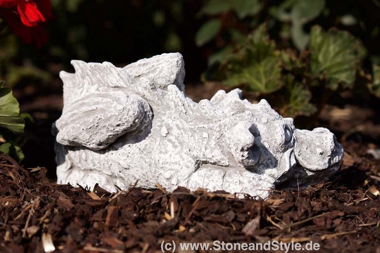 Steinfigur Drache als Gartendekoration aus wetterfestem Material zur Dekoration im Garten oder auf der Terrasse.