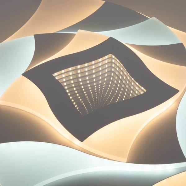 Moderne LED-Deckenleuchte mit geometrischem Design und warmweissem Licht