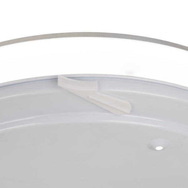 Moderne Pendelleuchte mit runden, diffusen Lampenschirmen und filigranen Metallelementen.