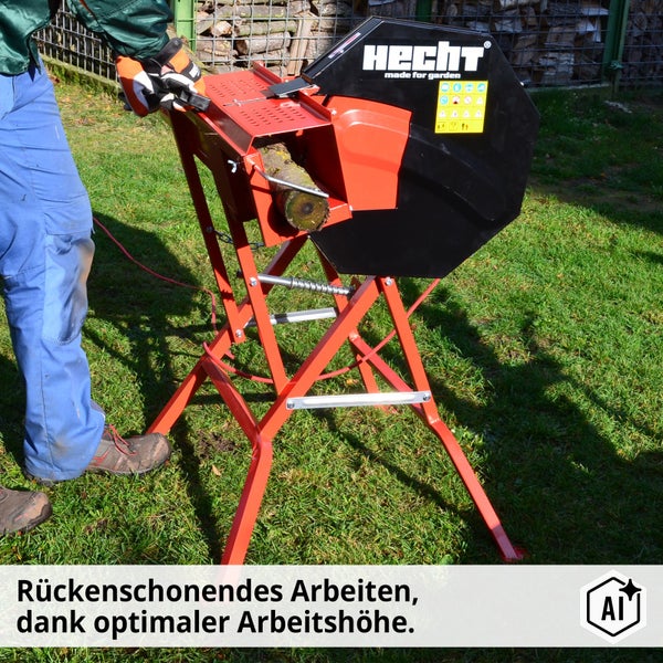Eine Person verwendet eine Hecht Wippsäge mit Metallgestell zum Zerkleinern von Holz im Freien.