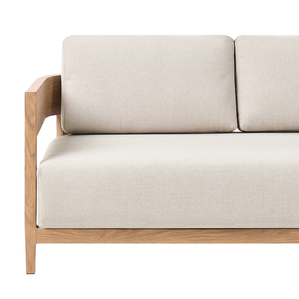 Nahaufnahme eines Gartensofas mit Holzrahmen und hellen Polsterkissen.