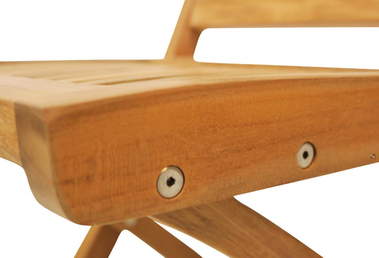 Detailansicht eines Holzstuhls mit Schrauben