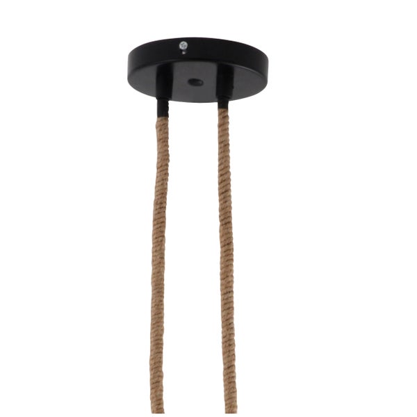 Wohnzimmer mit Pendelleuchte, Sofa und Holztischen