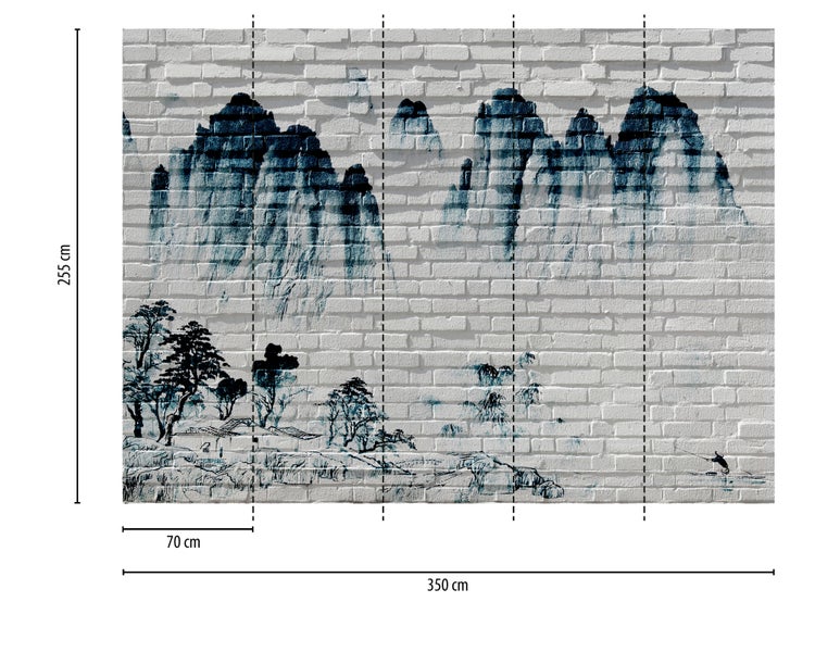 Fototapete mit Berglandschaft und Fischer im Tuschestil auf Backsteinoptik, 350 mal 255 Zentimeter, 5 Bahnen à 70 Zentimeter.