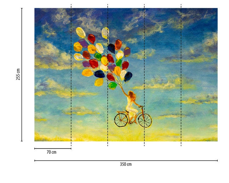 Vliestapete mit gemaltem Motiv einer Person auf einem Fahrrad mit Luftballons im Himmel. Breite 350 Zentimeter, Höhe 255 Zentimeter.