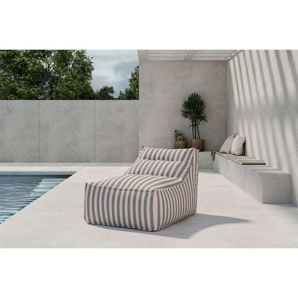 Gestreifter Sitzsack im Außenbereich neben einem Pool