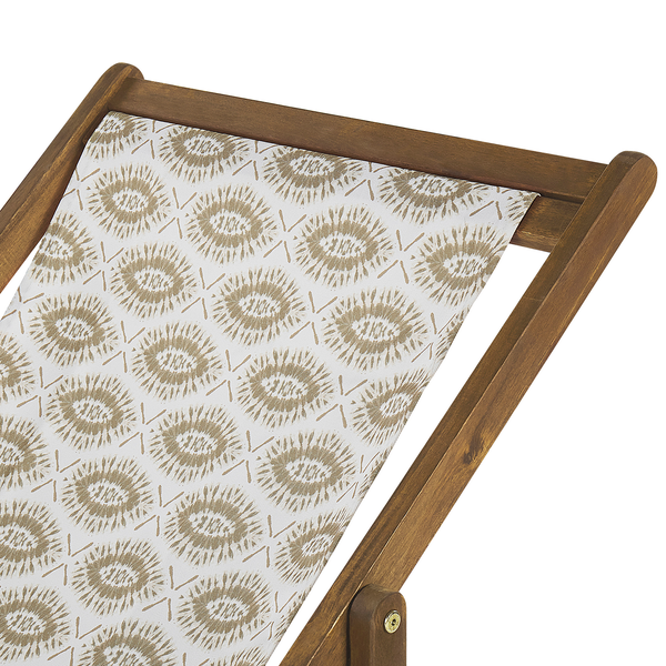 Detailansicht einer Holzliege mit gemustertem Bezug