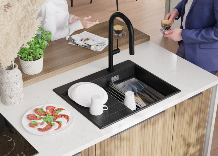 Küchenszene mit schwarzem Spülbecken, Geschirr und Armatur auf einer Küchentheke.