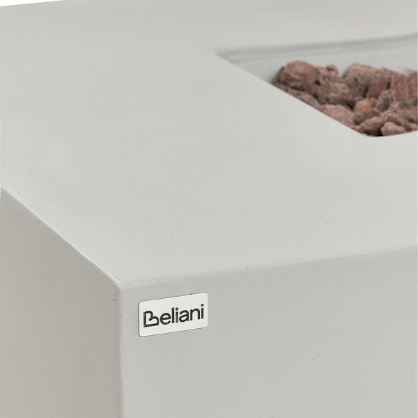 Nahaufnahme einer Beliani Feuerschale aus Beton mit Lavasteinen und Beliani Logo.