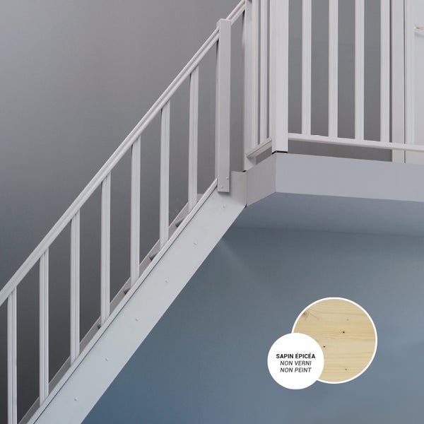 Weiße Treppe mit Holzdetails