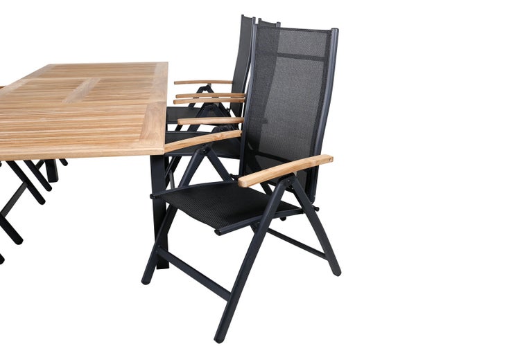 Gartentisch aus Holz mit schwarzen Gartenstühlen