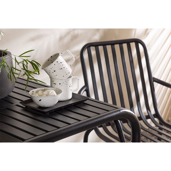 Szene mit Gartenmöbeln, Geschirr und Dekoration für den Außenbereich.