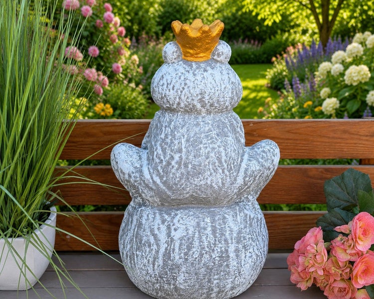 Gartenfigur Froschkönig aus Stein auf einem Podest mit Krone für die Gartendekoration.