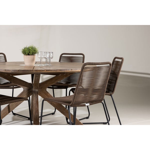 Runder Holztisch mit vier Stühlen und Dekoration