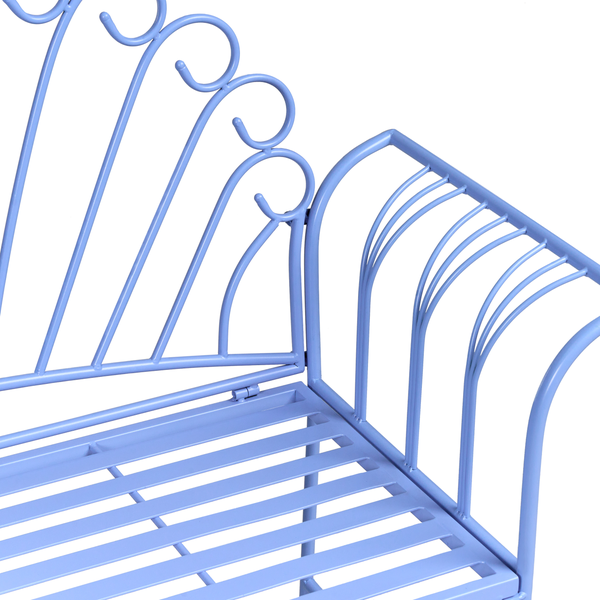 Detailansicht eines Metallbetts mit Lattenrost und dekorativen Elementen