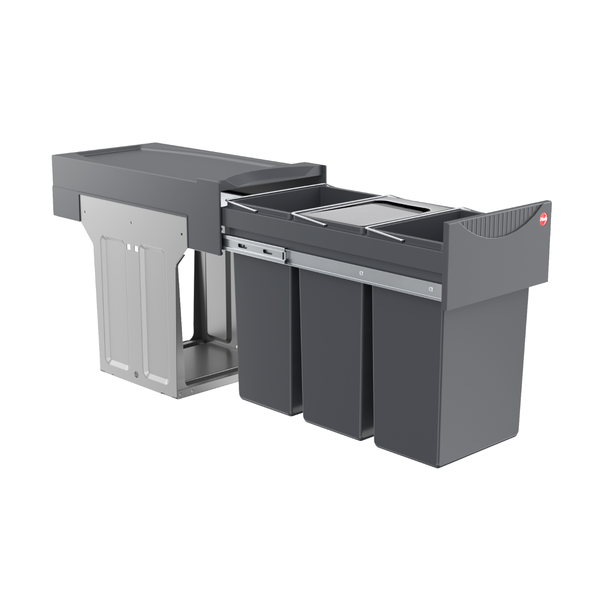 Ausziehbares graues Mülltrennsystem aus Kunststoff und Metall mit drei Behältern und Hailo Logo.