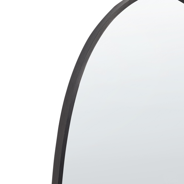 Detailansicht eines Spiegels mit dunklem Rahmen