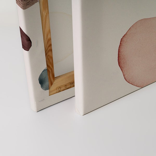 Nahaufnahme von zwei Leinwandbildern mit abstrakten Formen auf Holzrahmen