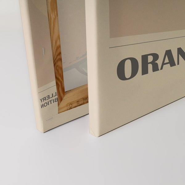 Detailansicht zweier Leinwandbilder mit Holzrahmen