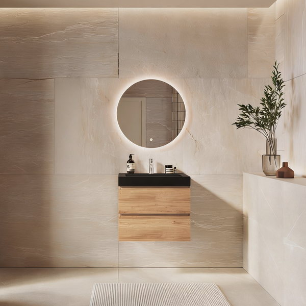 Modernes Badezimmer mit Waschtisch aus Holz, schwarzem Waschbecken, rundem LED Spiegel und großflächigen Fliesen in Steinoptik.