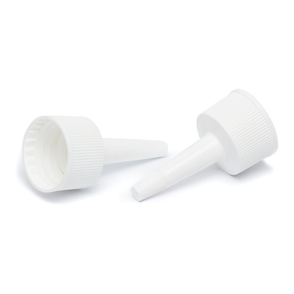 Zwei weiße Ersatzdüsen aus Kunststoff für Flaschen mit geriffeltem Sockel und feiner Spitze.