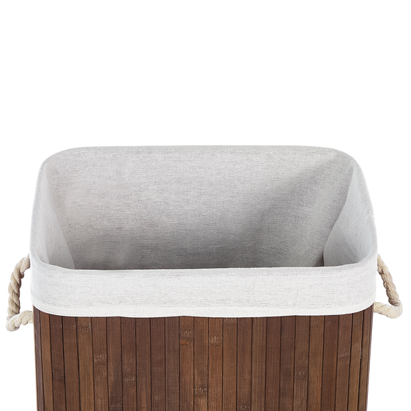 Dunkelbrauner Wäschekorb aus Bambus mit hellem Stoffeinsatz und seitlichen Kordelgriffen.