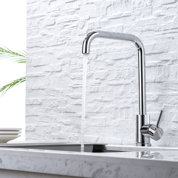 Moderne Küchenarmatur mit Einhebelmischer und Auslauf, installiert an einem Spülbecken mit einer Wand aus Natursteinoptik.