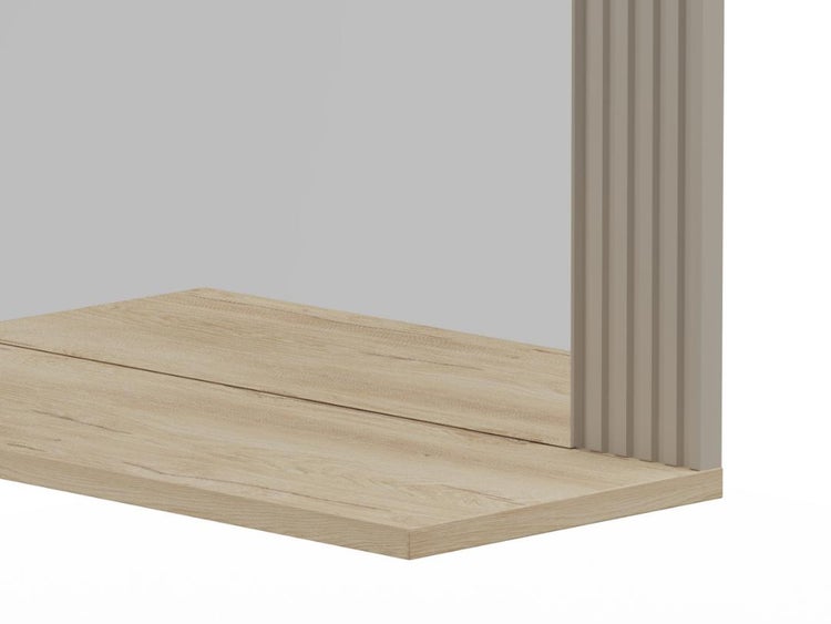 Detailaufnahme eines Holzregals mit geriffelter Seitenwand für die Wandmontage