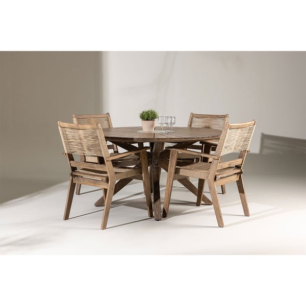 Runder Gartentisch aus Holz mit vier Stühlen und geflochtener Rückenlehne.