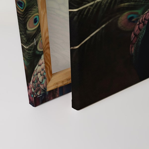 Nahaufnahme einer Leinwand mit Pfauenmotiv und Holzrahmen