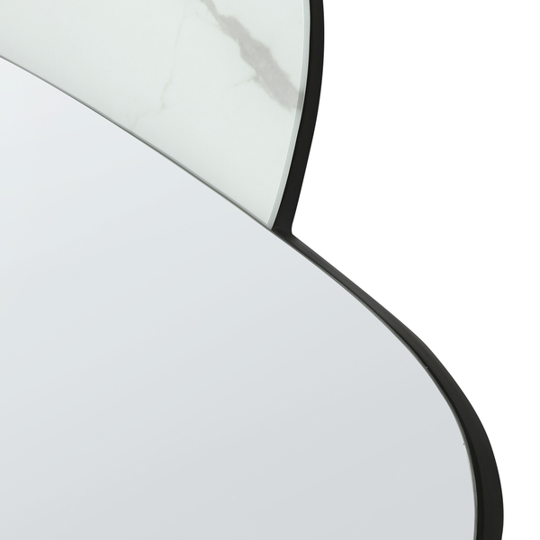 Detailansicht eines Spiegels mit schwarzem Rahmen und Marmoreffekt