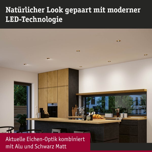 Küche mit LED-Deckeneinbaustrahlern, Eichenoptik, Aluminium und Mattschwarz