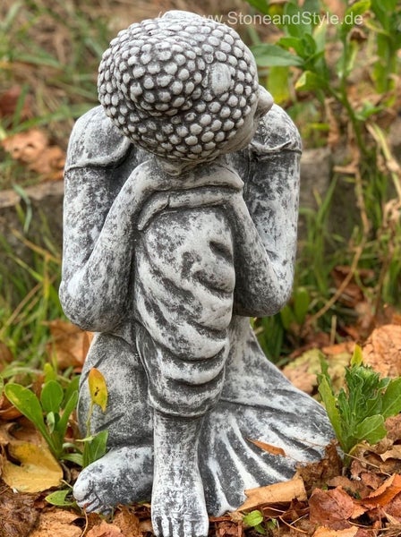 Steinfigur Buddha in sitzender, meditativer Pose für den Garten