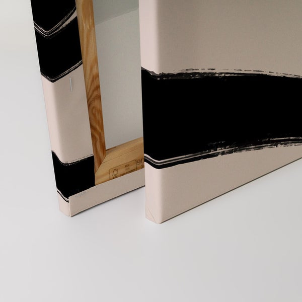 Detailansicht von Leinwandbildern mit abstrakten schwarzen Pinselstrichen und Holzrahmen