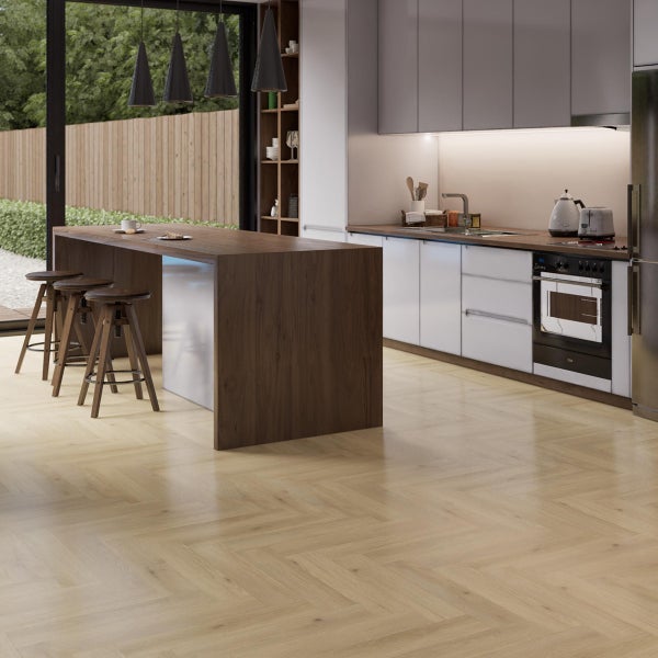 Helle Küche mit Kücheninsel, Barhockern und Parkettboden im Fischgrätmuster.