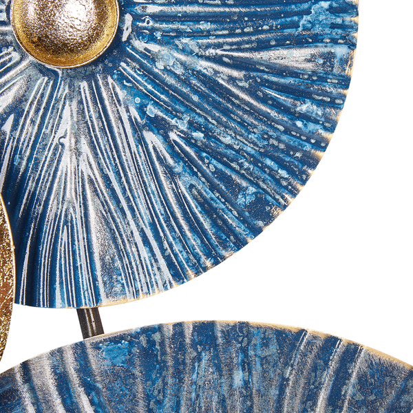 Detailansicht einer Wanddekoration mit goldenen Akzenten und blauem Muster