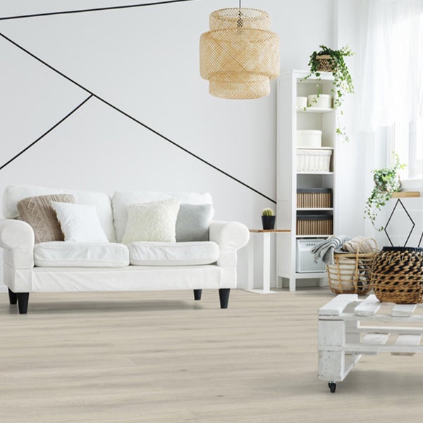 Heller Wohnraum mit Sofa, Regal, Tisch und Bodenbelag