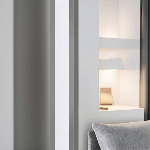 Modernes Interieur mit Einbauregal und dekorativen Elementen