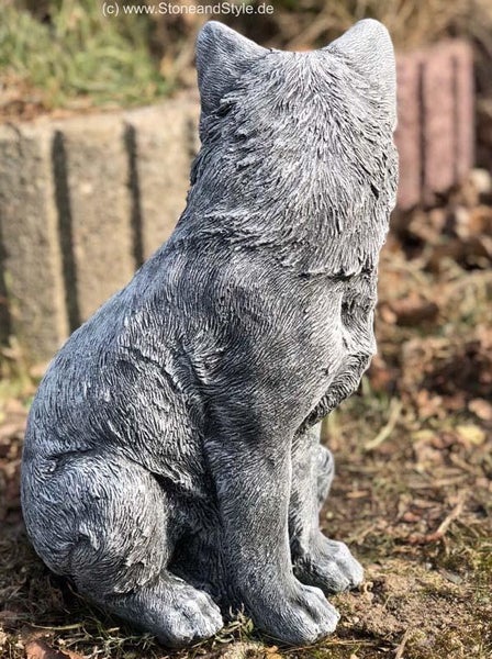 Steinfigur Wolf sitzend als Gartendekoration aus witterungsbeständigem Steinguss