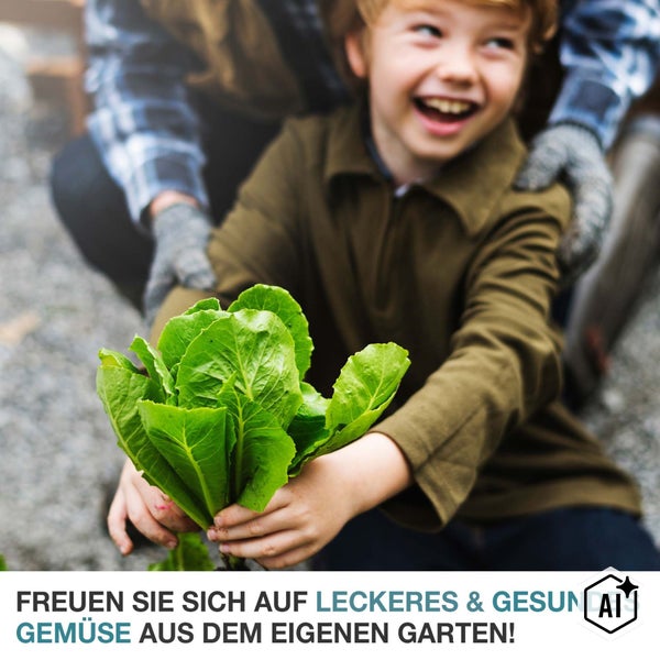 Ein glückliches Kind hält frisch geernteten grünen Salat in den Händen, während eine erwachsene Person im Hintergrund beim Gärtnern hilft.