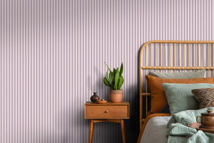 Schlafzimmer mit gestreifter Tapete, Rattanbett und Nachttisch