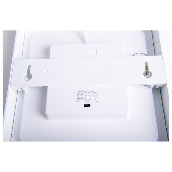 Rückseite einer LED-Leuchte mit Informationen zu Leistung und Zertifizierungen