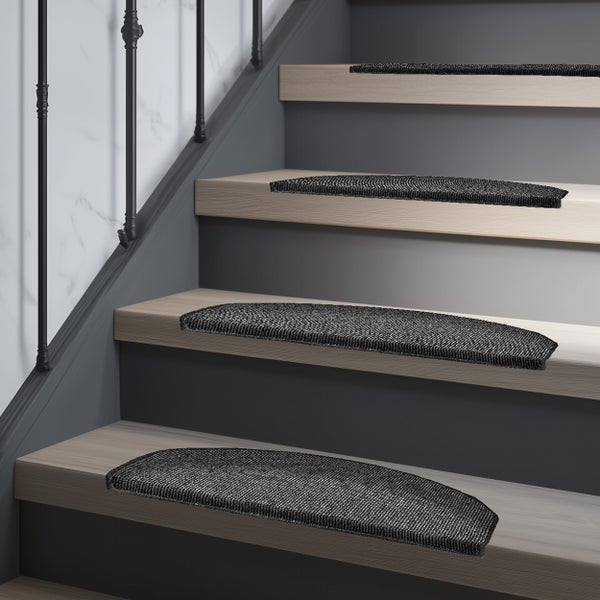 Treppe mit Treppenstufenmatten für den Innenbereich