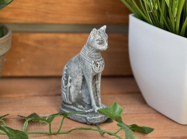 Dekorative Katzenfigur im ägyptischen Stil aus Stein für den Innen und Außenbereich.